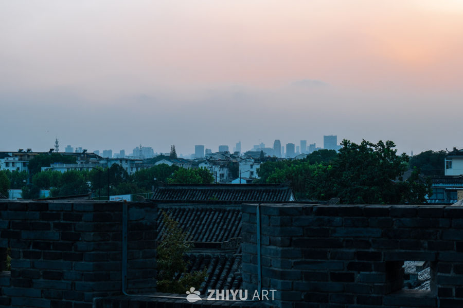古城墙下的城市黄昏