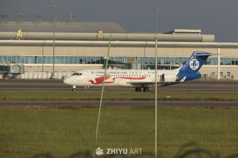 江西航空ARJ21-700飞机在机场