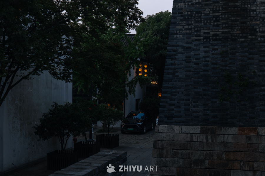 夜幕下的古巷静谧景