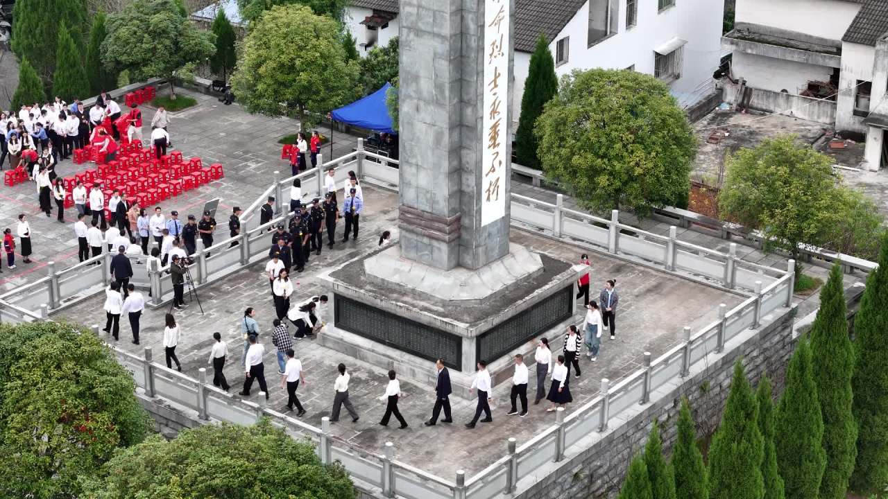 纪念碑前的纪念活动航拍