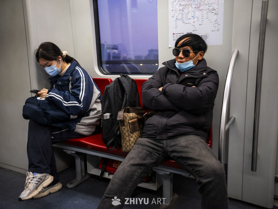 地铁上的静谧时光