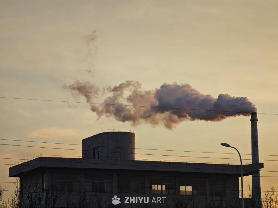 夕阳下的工业烟雾