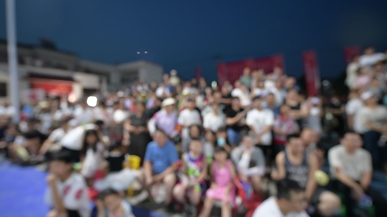 夜晚户外庆典观众