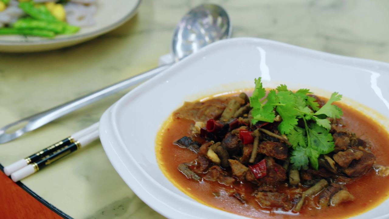 红烧肉配香菜的诱人特写