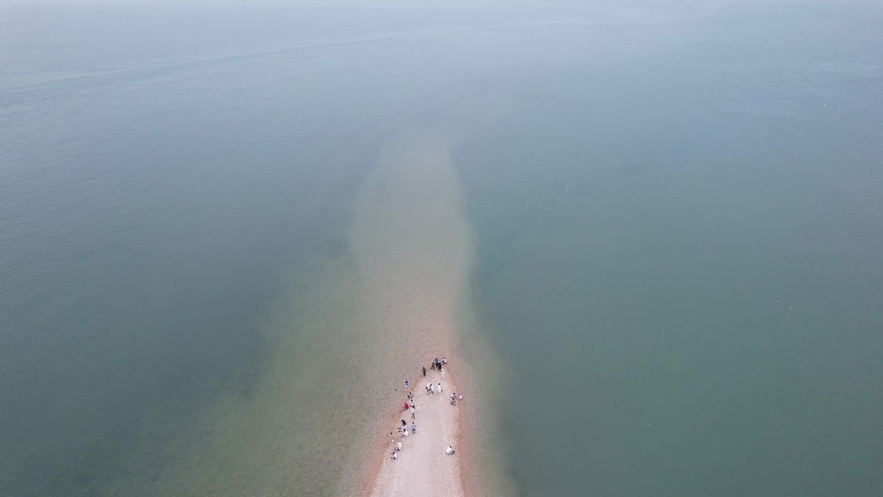 山东长岛黄渤海交汇处大海海浪沙滩航拍 