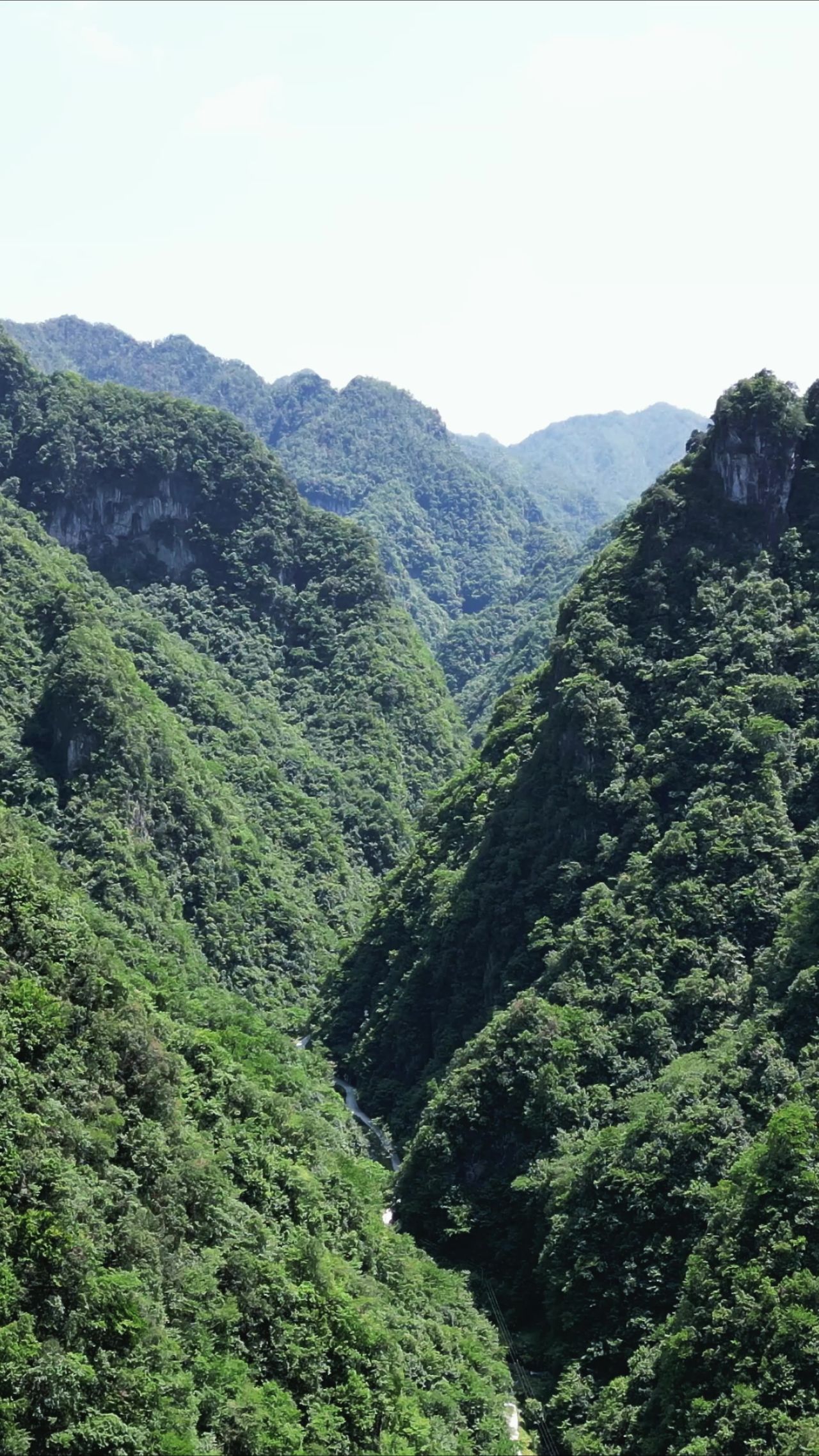 航拍巍峨大山森林山谷自然风景