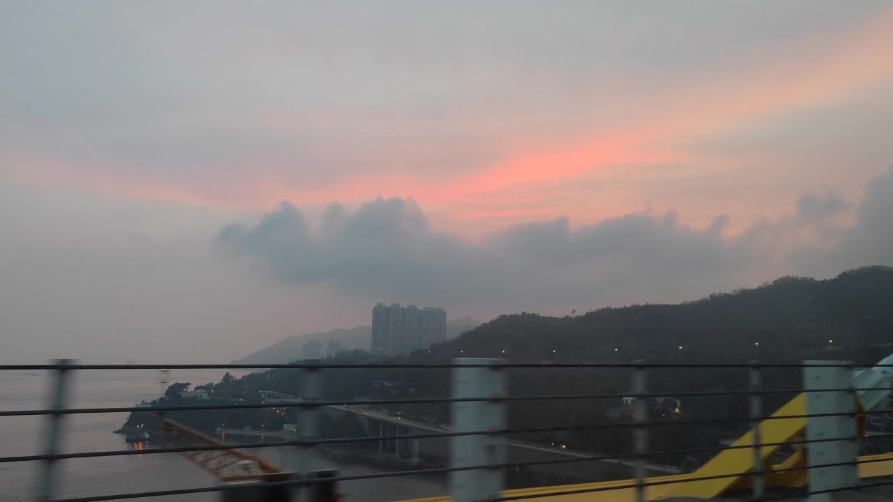 桥上行驶的车窗户