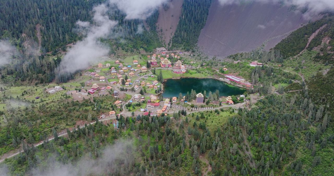 川西措卡湖唯美自然风光特色建筑