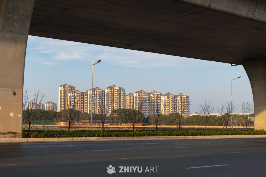 高架桥下的城市清晨