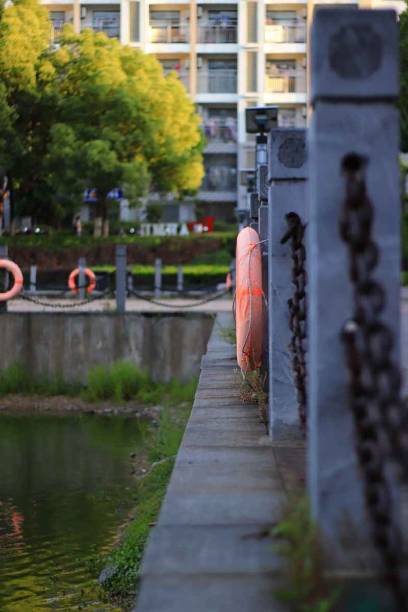 湖边石拦