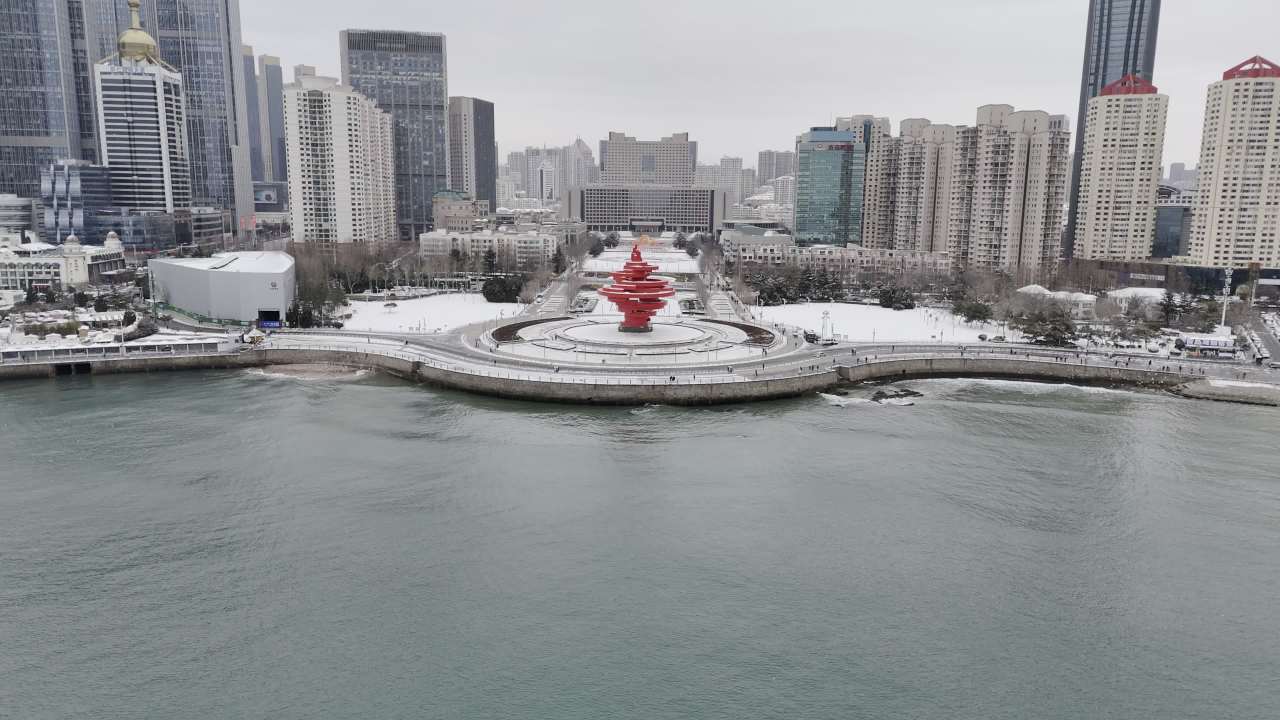青岛五四广场情人坝海边城市雪景航拍 19