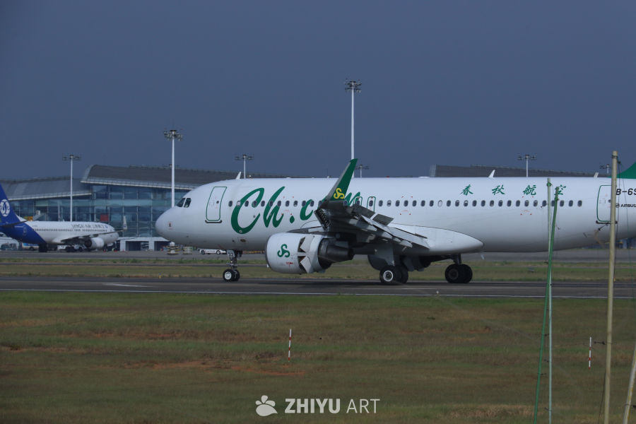 机场跑道上的春秋航空飞机