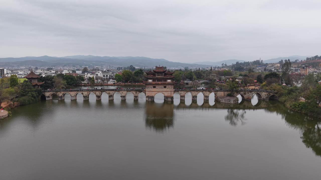古桥上的风景