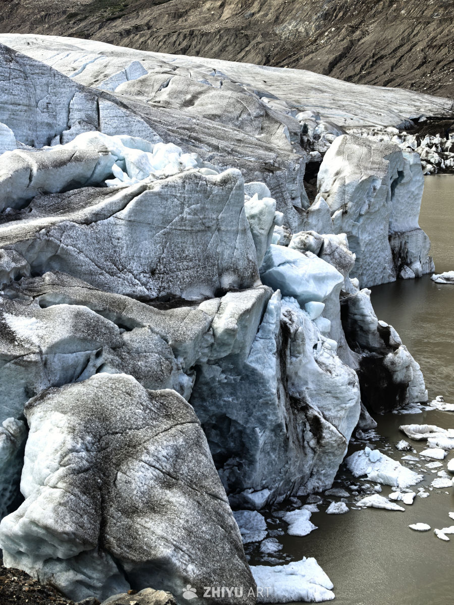 冰川奇观：冰雪与水的交融