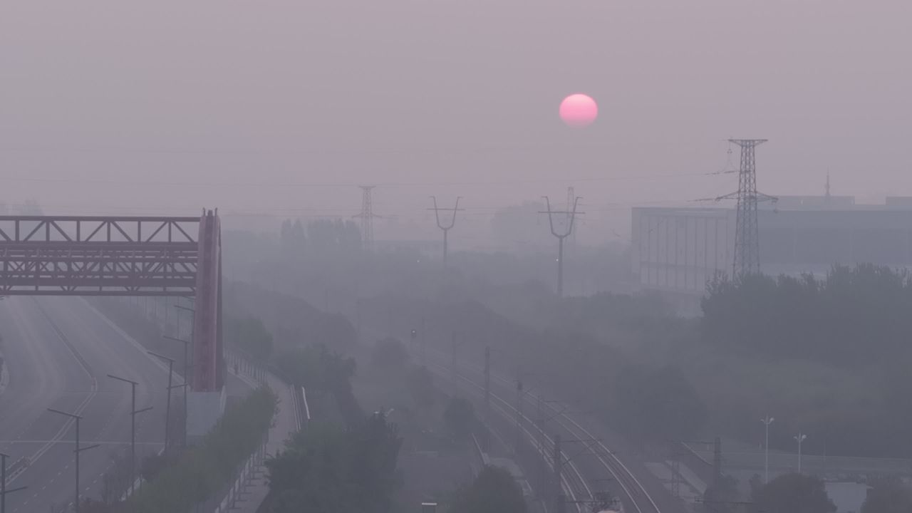 晨雾中的城市景象
