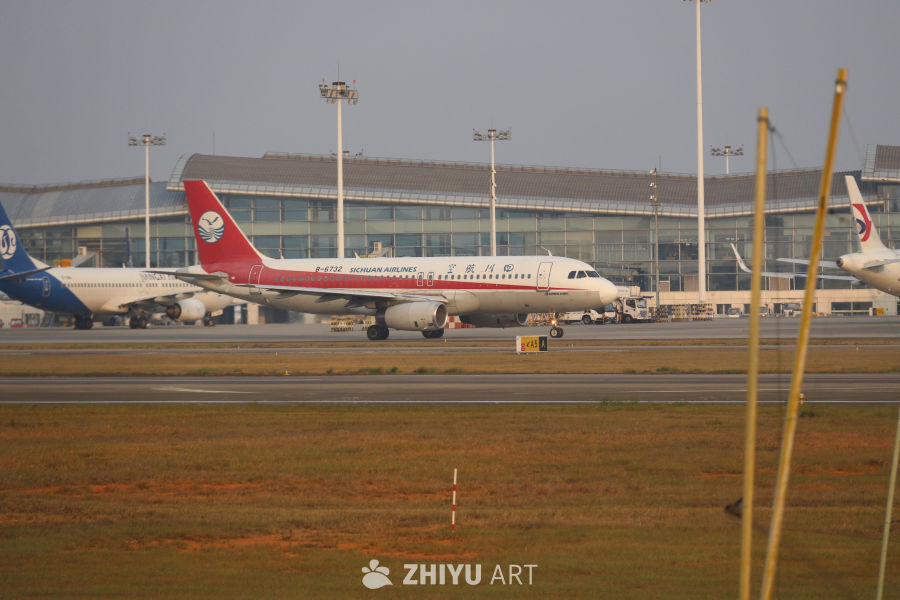 四川航空客机在机场跑道待命