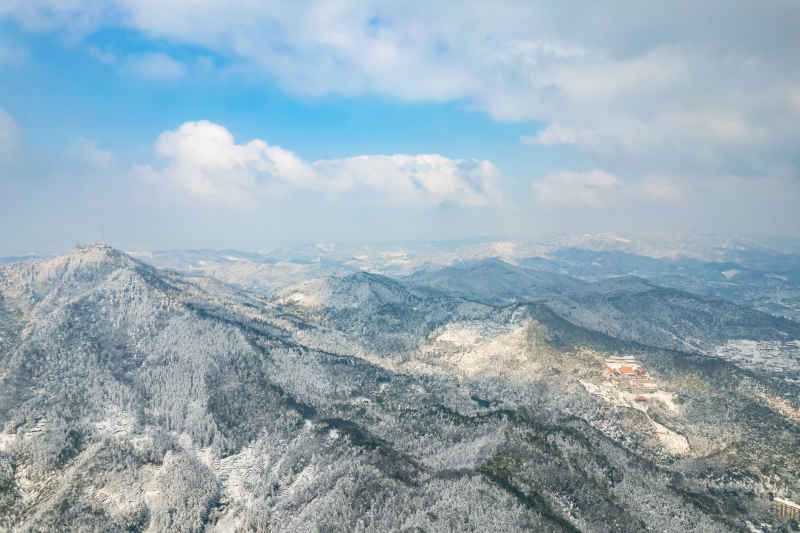 冬天丘陵山川农田美丽乡村雪景航拍图 