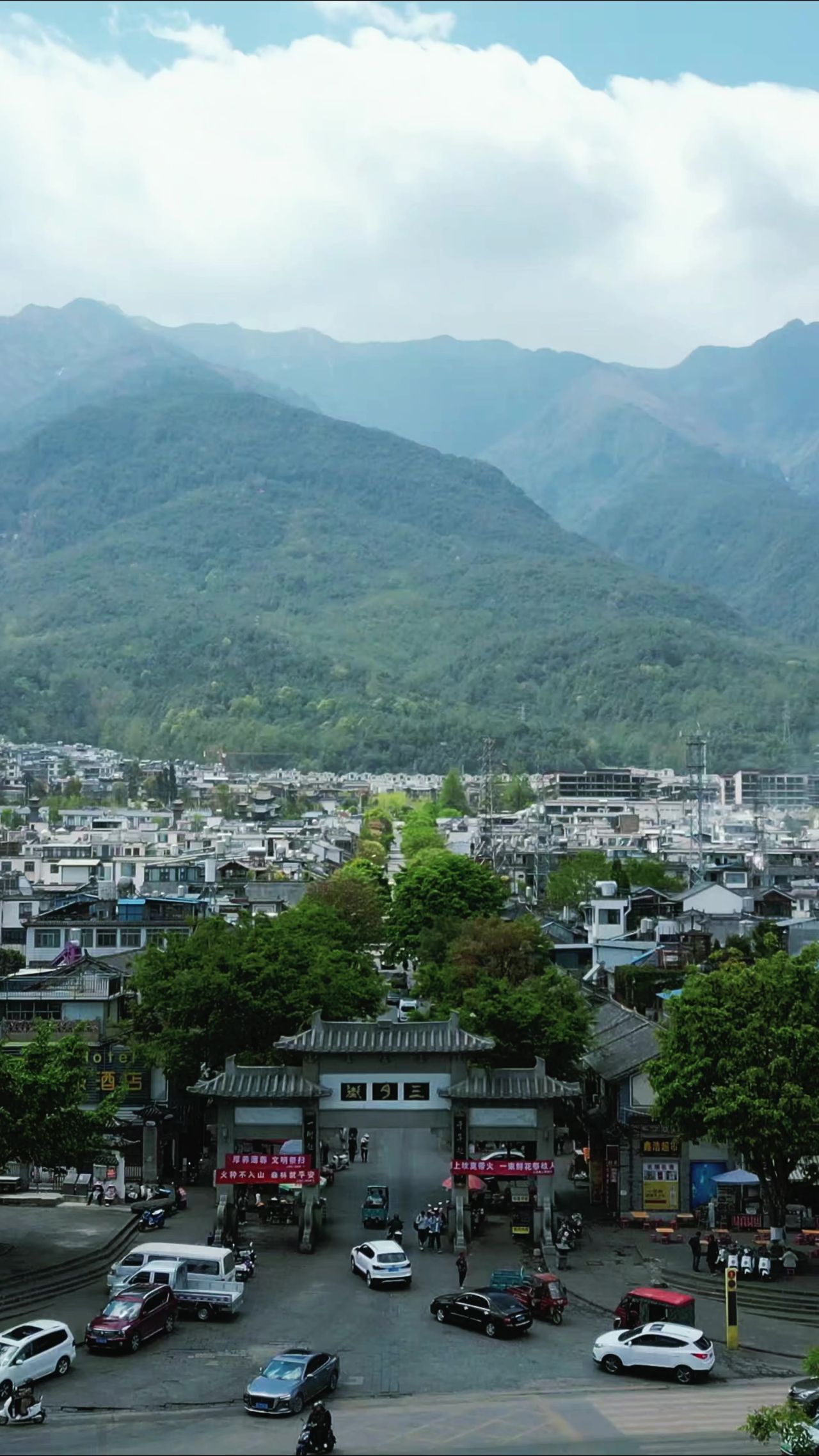 云南大理古镇著名旅游景区竖屏航拍 