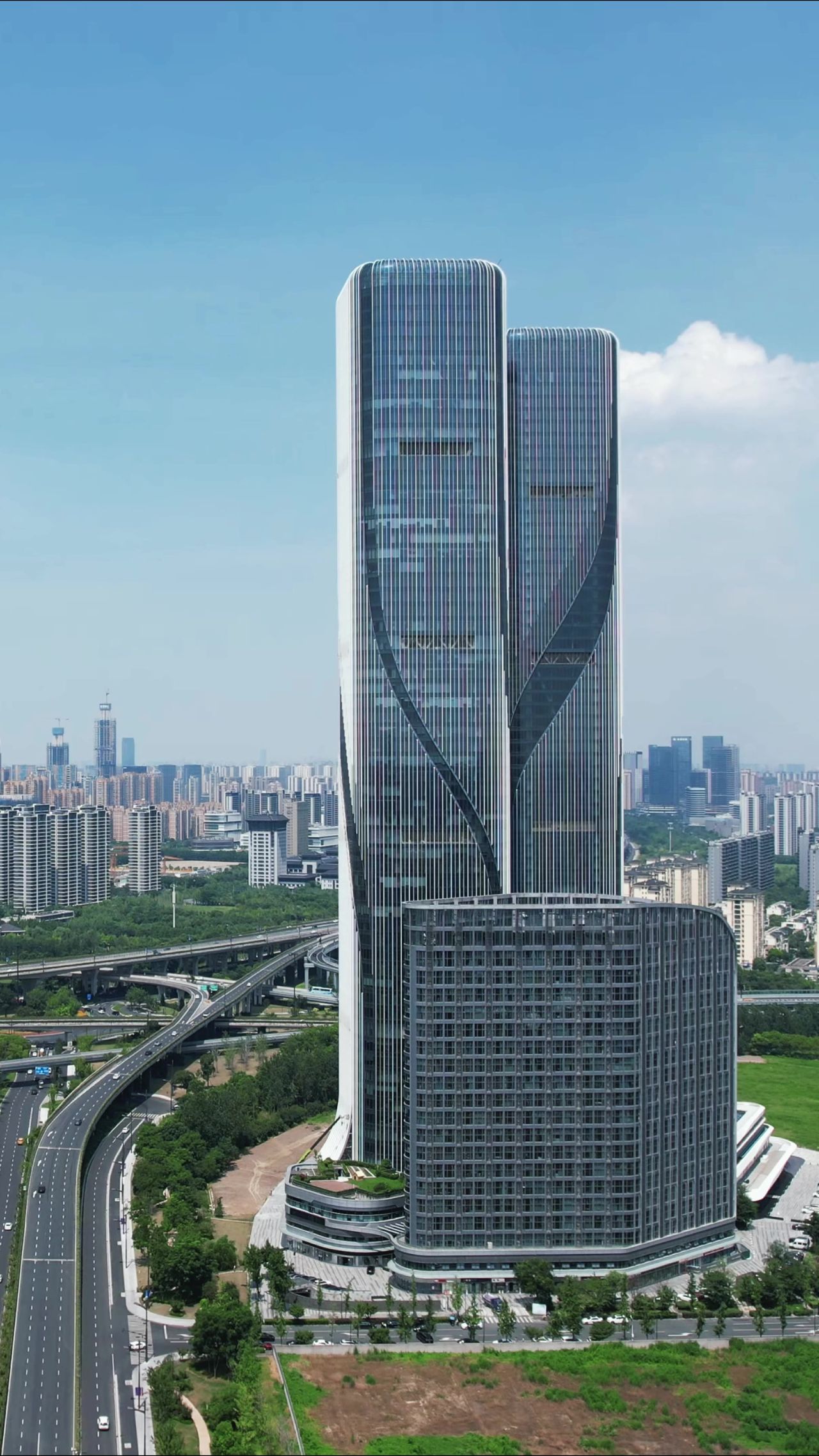 杭州滨江新区城市建设交通竖屏航拍  