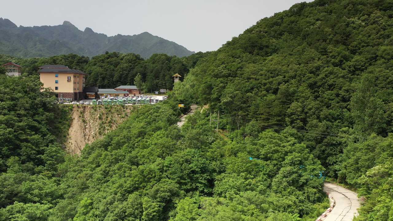 山间缆车与绿意盎然的自然风光