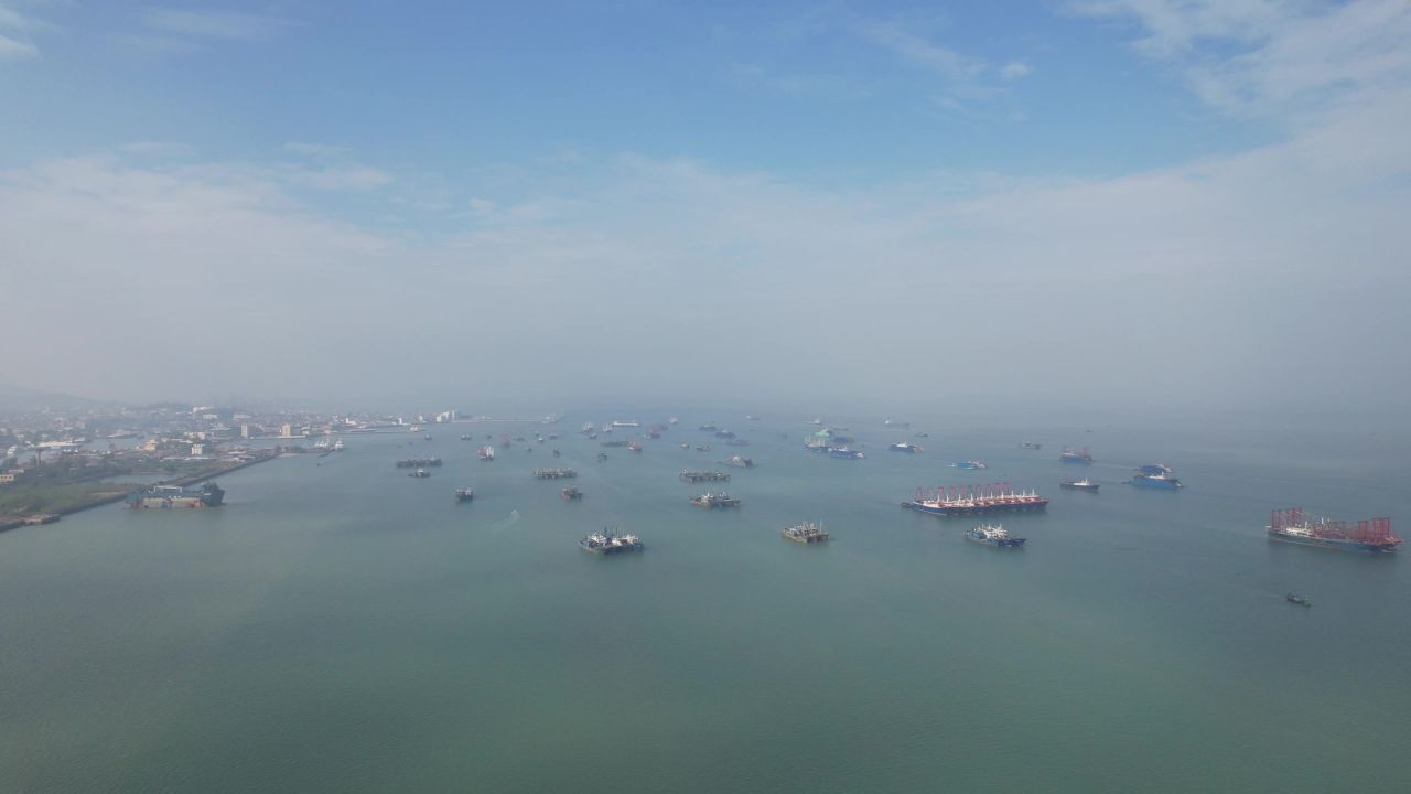 蓝色海洋大海渔船航拍 