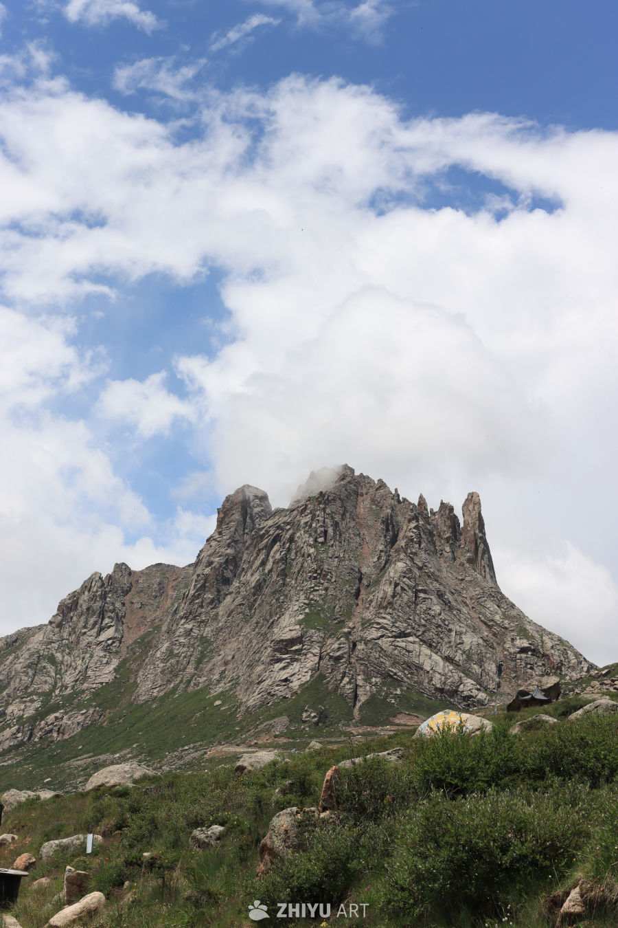 云端之巅的壮丽山景
