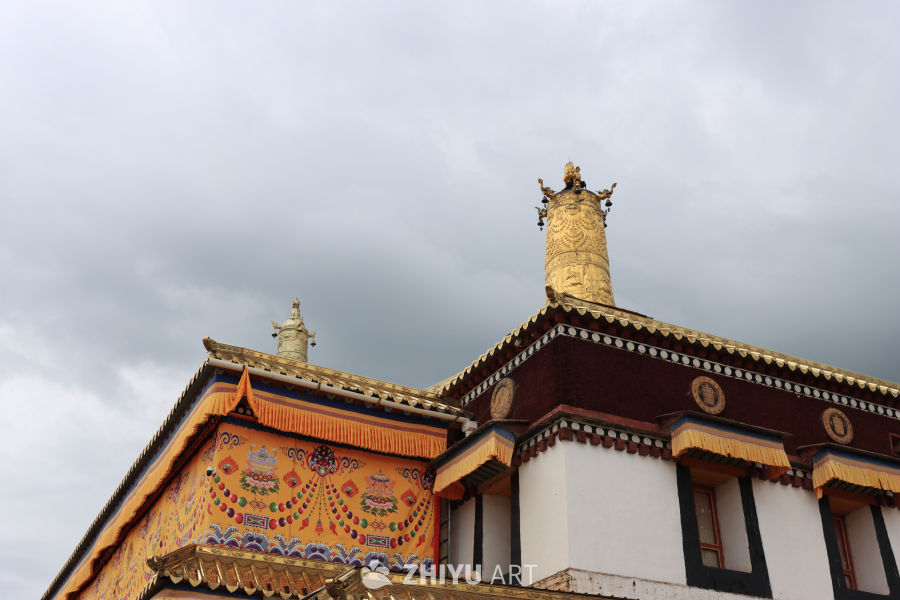 藏式寺庙的金色屋顶