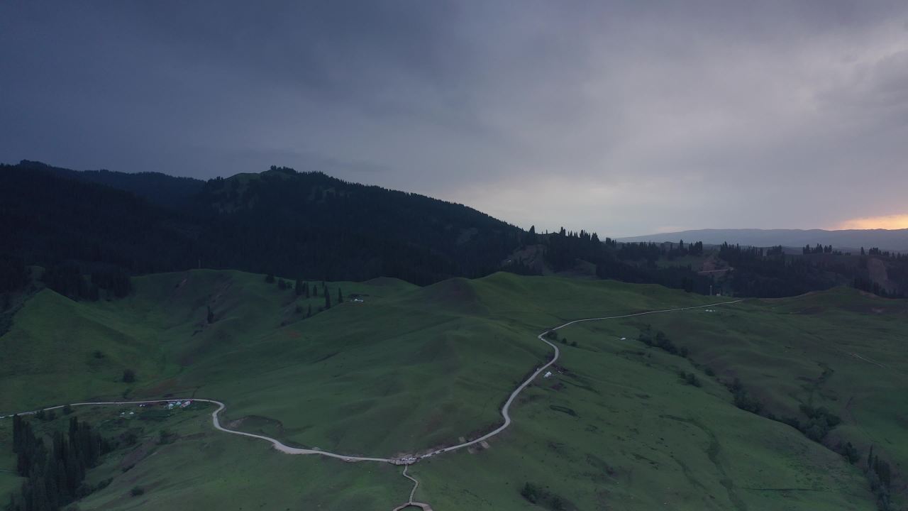 山间绿意与阴云
