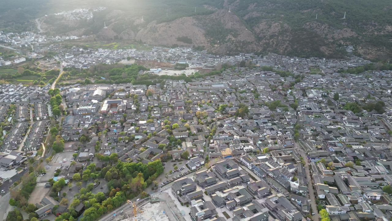 航拍云南丽江束河古镇4A景区