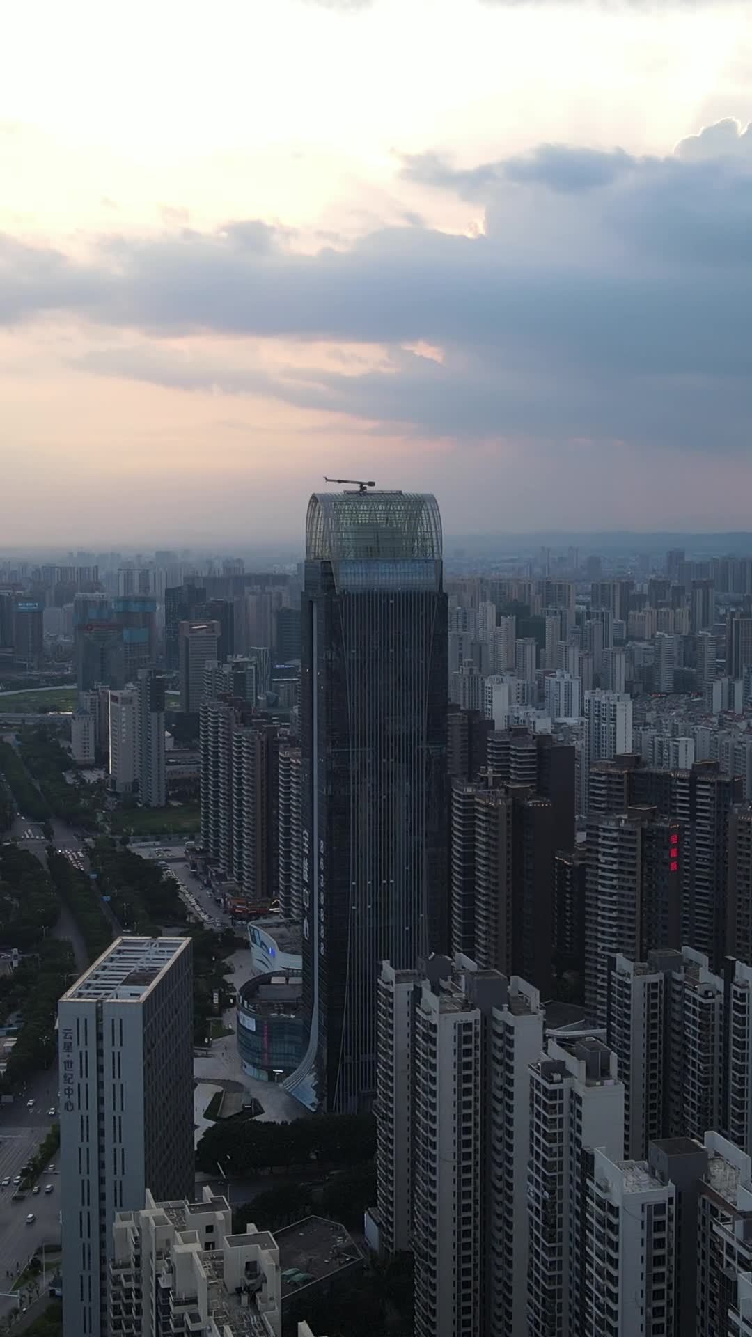 日落时的城市剪影