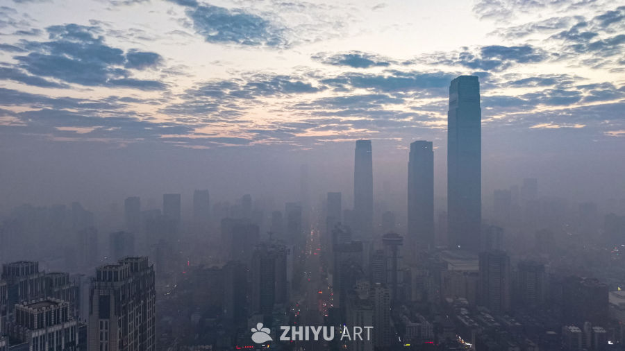 晨雾中的都市天际线