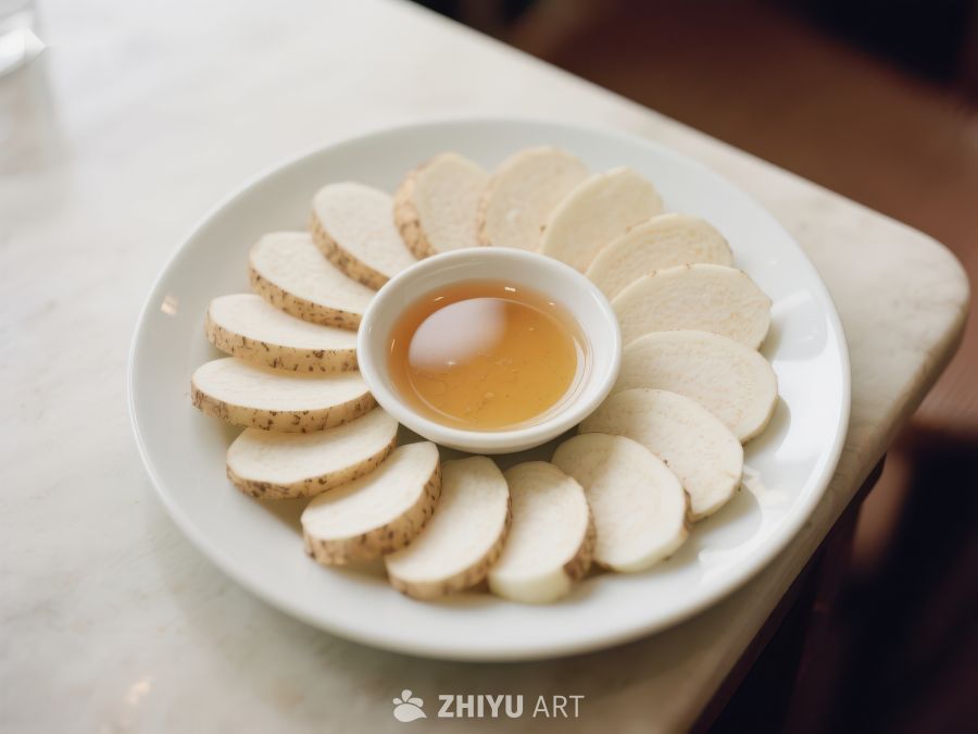 盘中摆放的切片食物与酱料 267