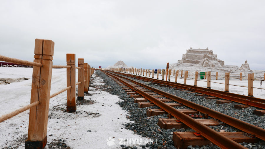 雪中铁轨与雕塑