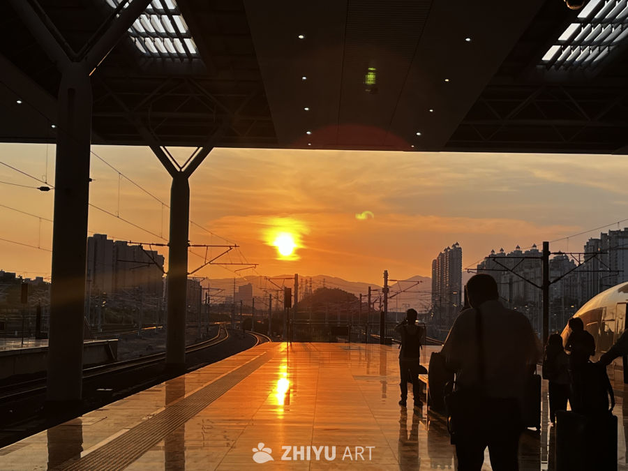 火车站台的夕阳余晖