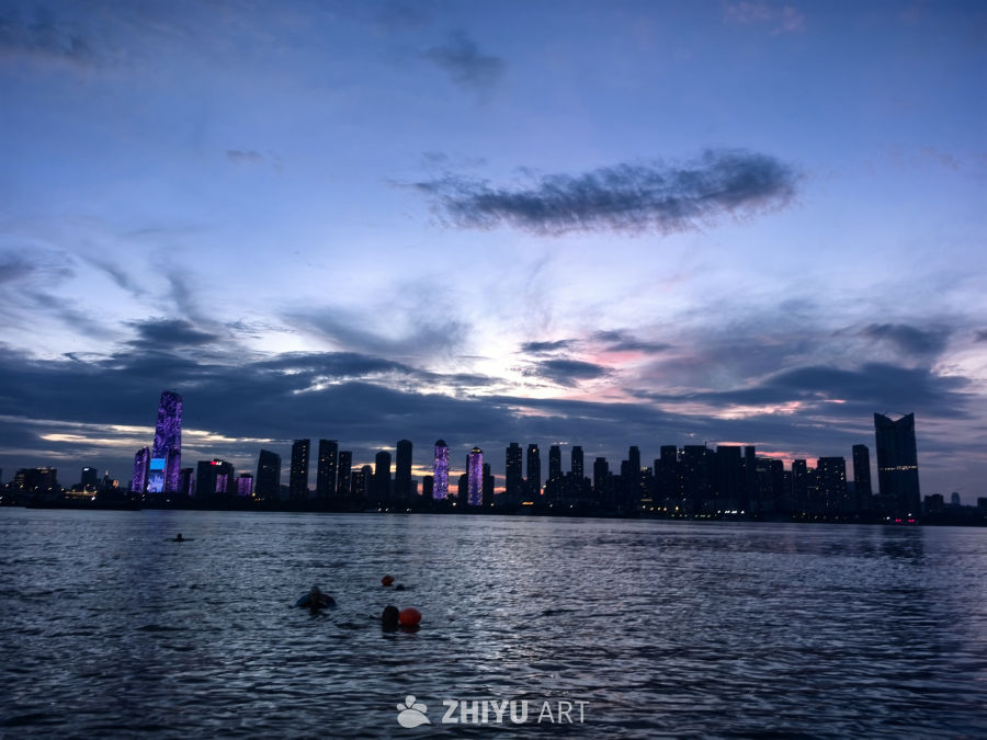 城市的天际线规律错落