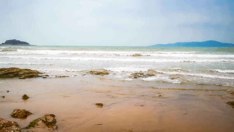 大海海洋沙滩礁石风景航拍摄影图 