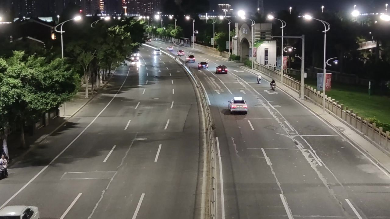 城市交通夜景车辆行驶实拍