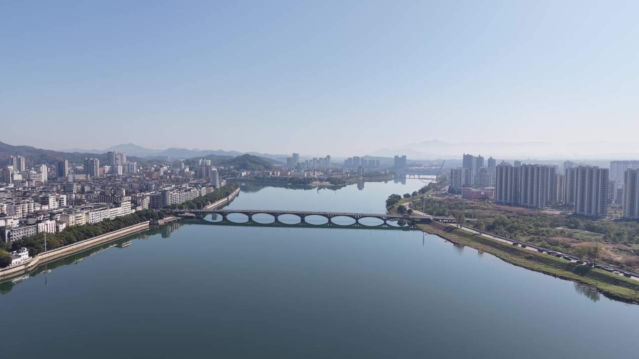 城市河畔的宁静时光