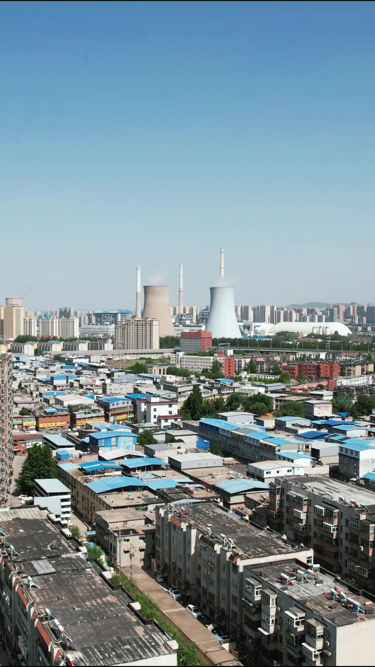 城市工业生产烟冲炊烟竖屏航拍  