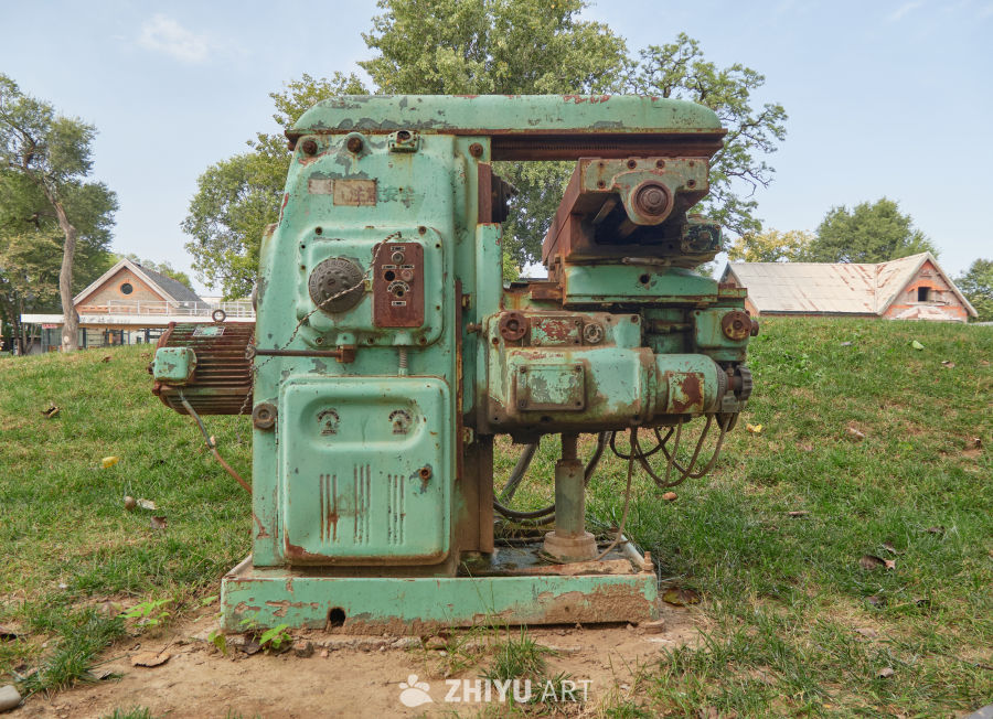 老式复古工业机床户外特写