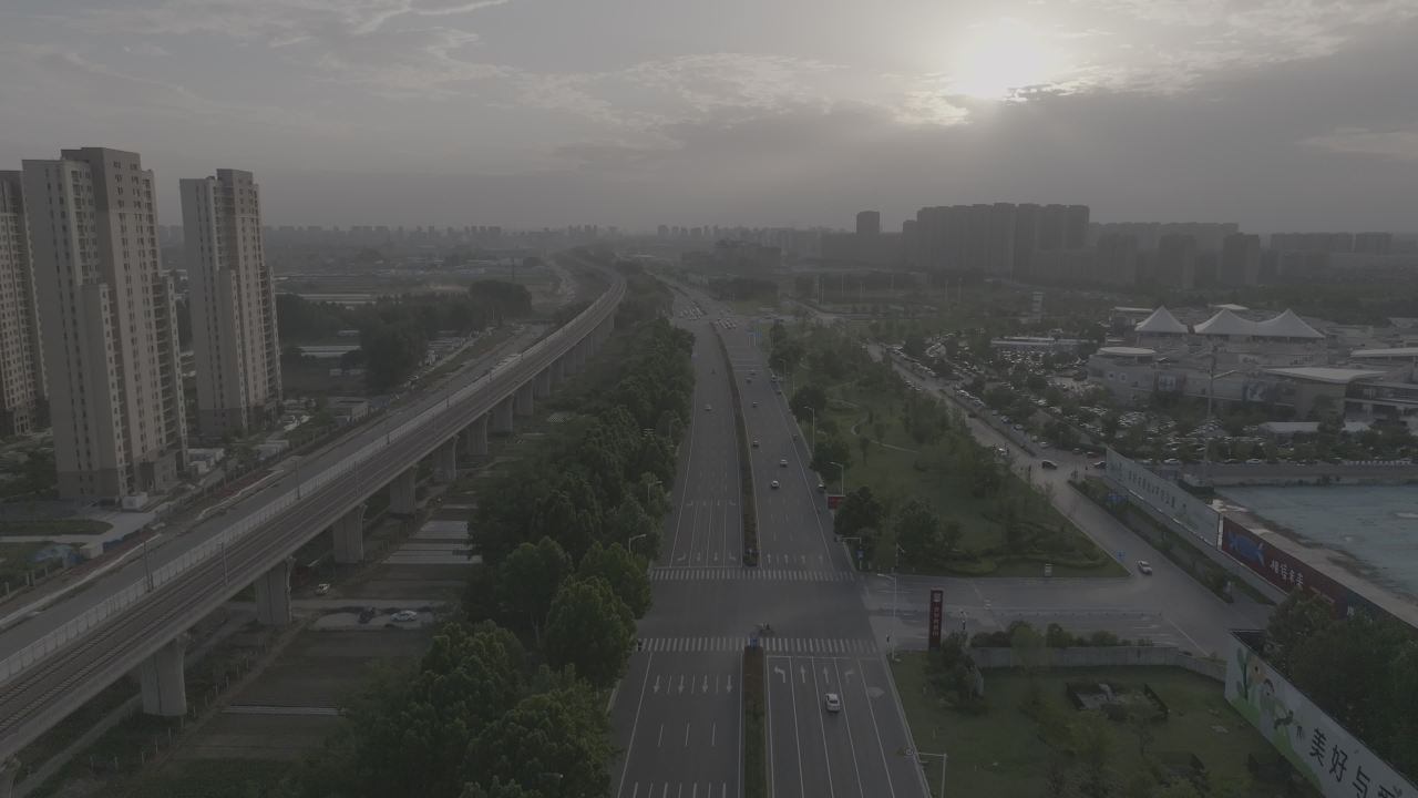 城市日落时分的繁忙与宁静