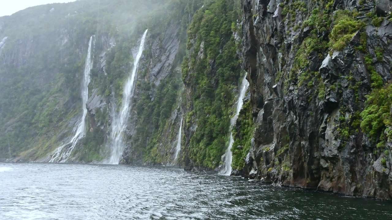 新西兰南岛雨中米尔福德峡湾的高大瀑布群 3