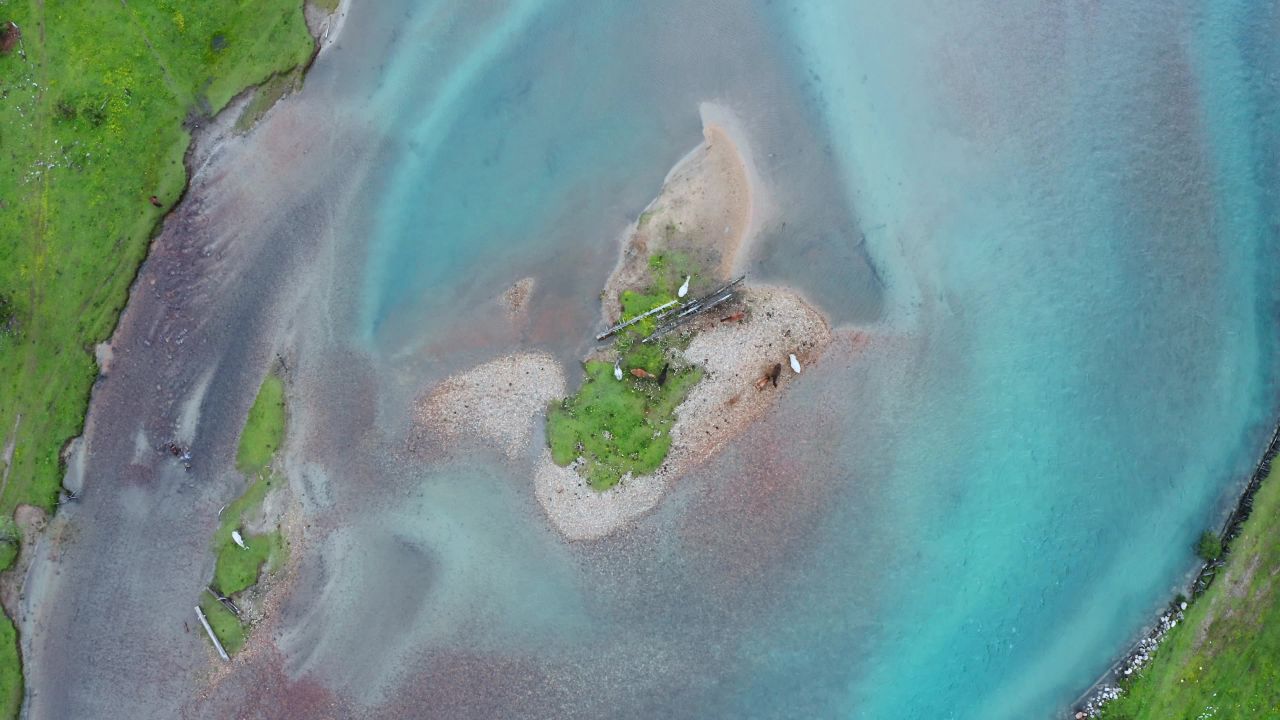 航拍夏天的西藏林芝新措河谷湿地