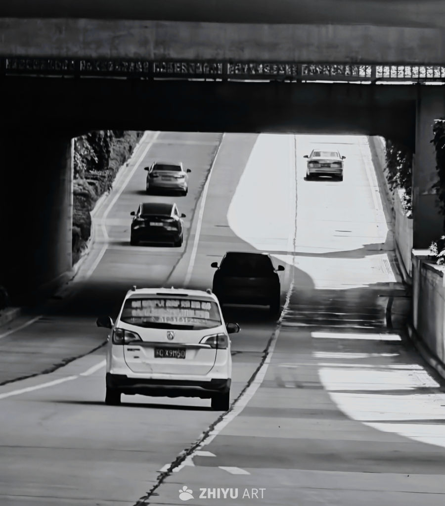 光影之下隧道里的车流