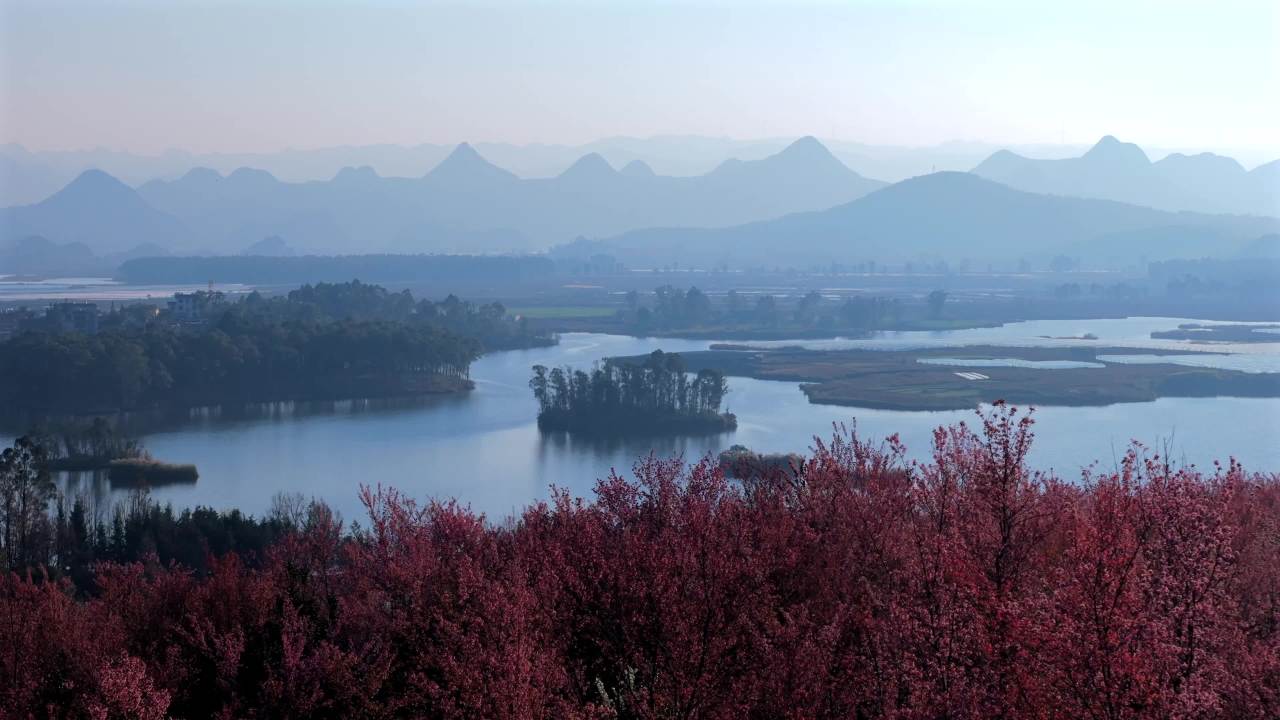 晨雾中的湖山美景