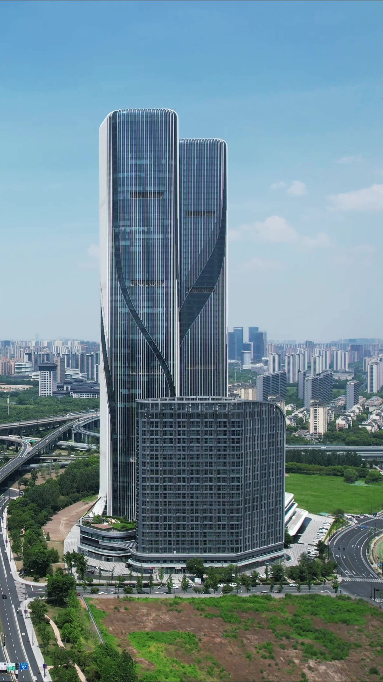 浙江杭州城市风光智慧双子塔竖屏航拍 