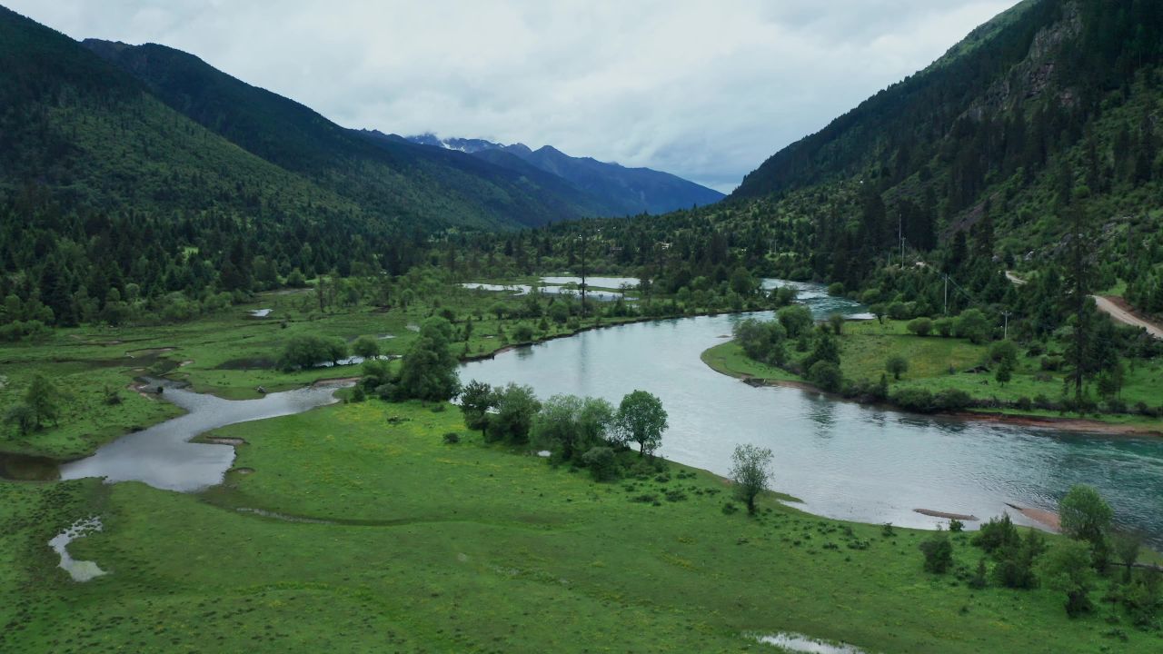 航拍夏天的西藏林芝新措河谷湿地