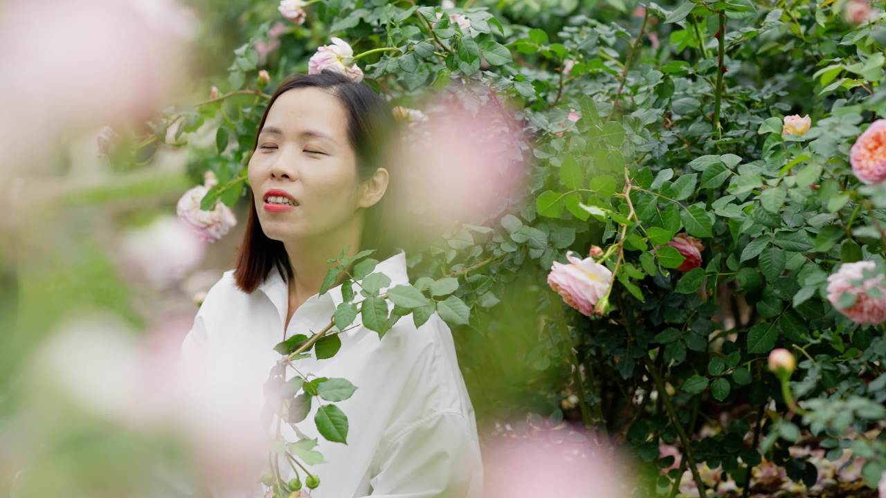 女孩快乐地融入鲜花的世界