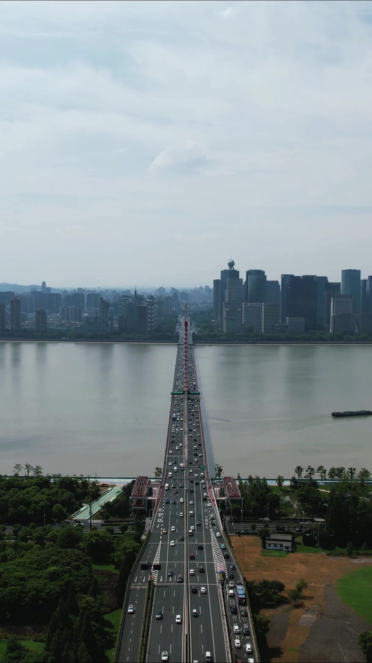 浙江杭州城市风光钱塘江三桥交通竖屏航拍 