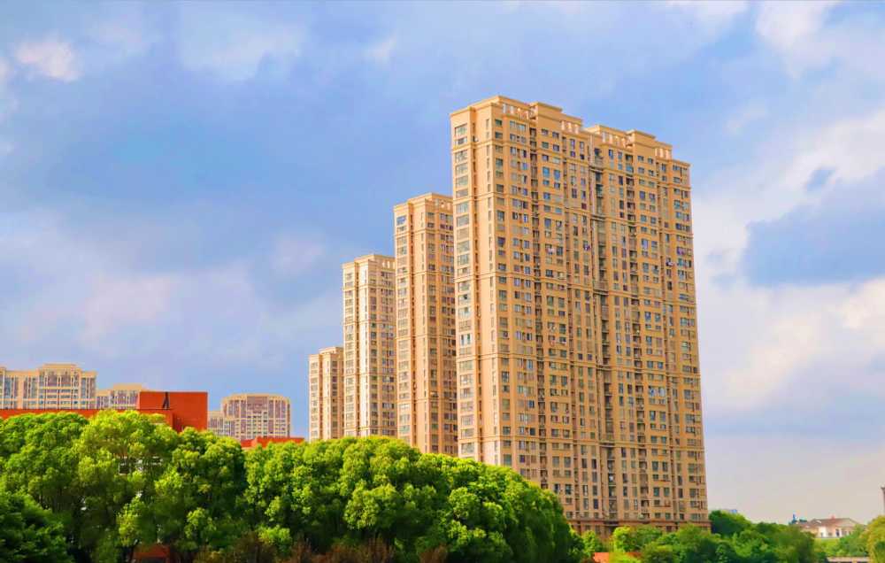 晴空之下，常州工学院与康桥水郡同框